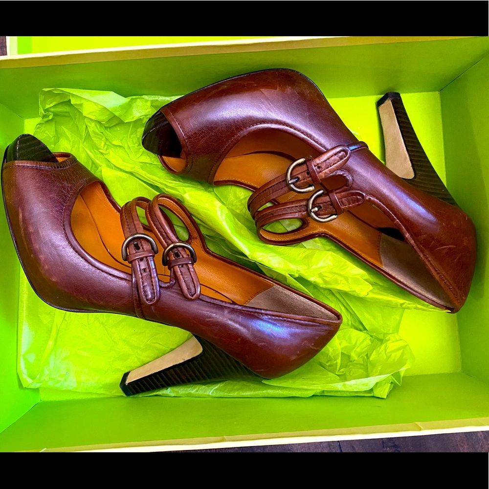 Chestnut leather Mary Jane heels 👠